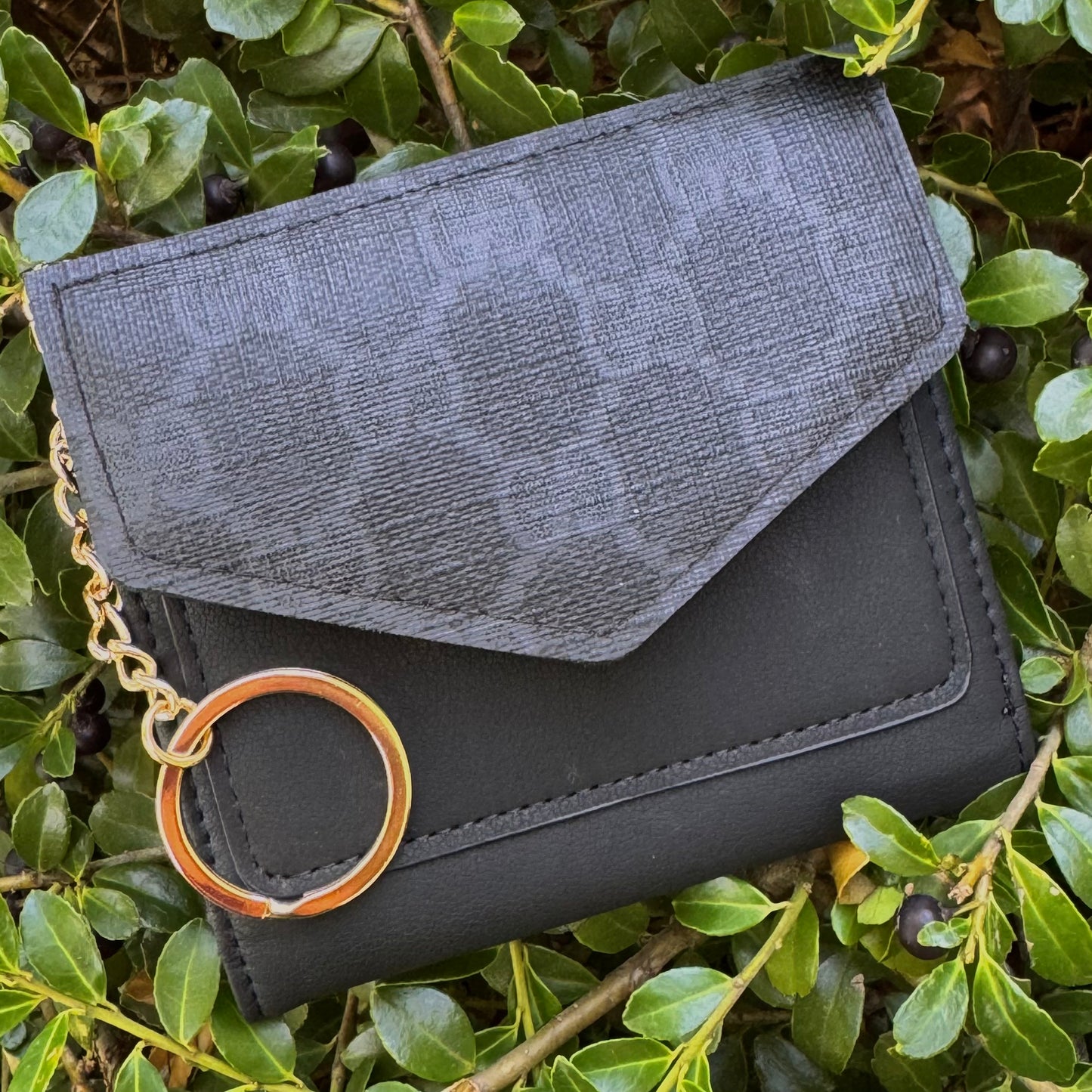 Black Compact Wallet Wth Black Gigi